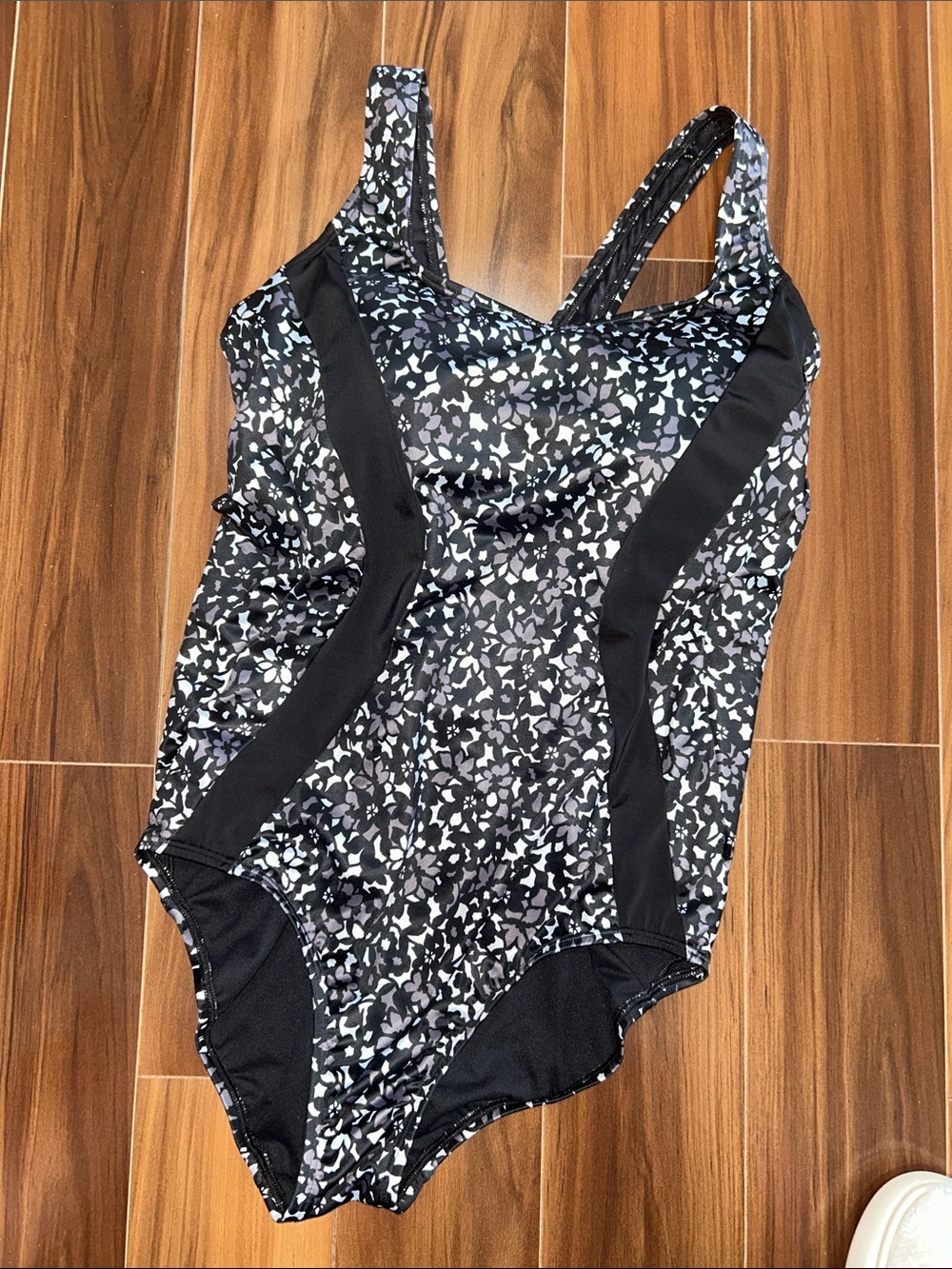 Size 16 D Lands End swimsuit one piece wireless slimming